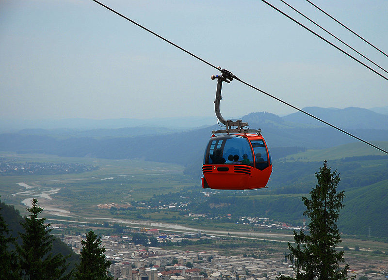 Telegondola din Piatra Neamț, cu panoramă asupra orașului și a munților din jur
